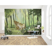 Kinderzimmer mit einer Fototapete mit einem Waldmotiv und Löwenbabys.