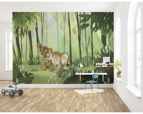 Chambre d''enfant avec un papier peint photo représentant une forêt et des lionceaux.