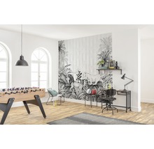 Salon lumineux avec un papier peint photo à motifs de jungle, un baby-foot et un bureau