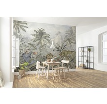 Pièce avec papier peint jungle, table à manger et étagères