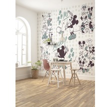 Une salle à manger avec une table à manger, des chaises et un mur avec des motifs Mickey Mouse.