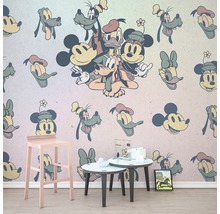 Chambre d''enfant avec papier peint avec Mickey Mouse et ses amis, tabouret et tables