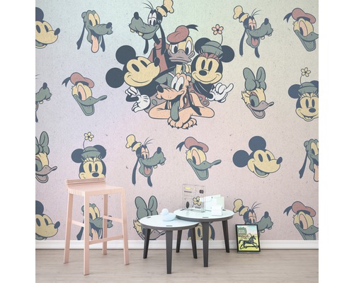 Chambre d''enfant avec papier peint avec Mickey Mouse et ses amis, tabouret et tables