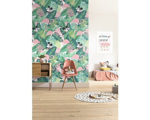 Chambre d''enfant avec papier peint jungle avec des flamants roses et Mickey Mouse