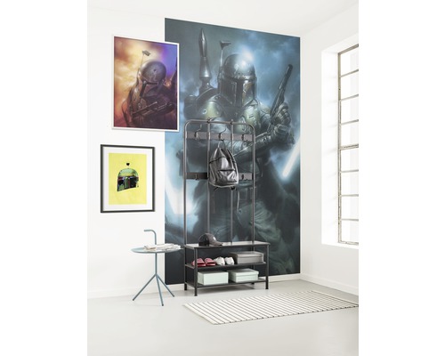 Couloir avec porte-manteau, peinture murale, tapis et décoration