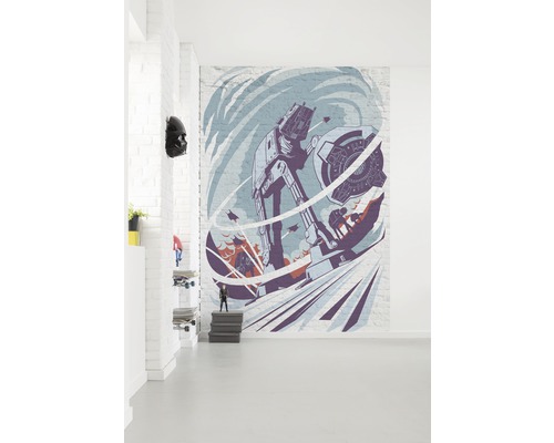 Pièce avec une peinture murale Star Wars sur un mur de briques