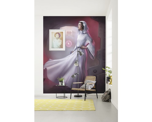Pièce avec une fresque murale Star Wars Princesse Leia, un fauteuil et un tapis jaune