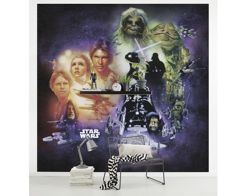 Papier peint panoramique intissé DX5-044 Disney Edition 4 Star Wars Classic Poster Colla 5 pces 250 x 250 cm Papier peint photo Star Wars dans une pièce avec étagère, chaise et décoration.