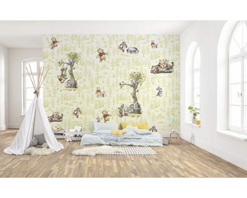 Chambre d''enfant avec un mur orné de papier peint à motifs Winnie l''ourson, un tipi blanc et un lit