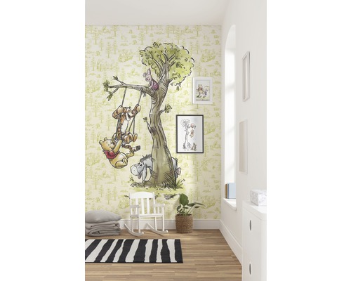 Chambre d''enfant décorée avec papier peint Winnie l''ourson, fauteuil à bascule et tapis