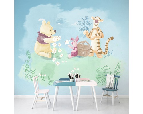 Papier peint panoramique intissé DX6-033 Disney Edition 4 Winnie l'Ourson Picnic 6 pces 300 x 280 cm Chambre d''enfant avec peinture murale de Winnie l''ourson, Porcinet et Tigre avec table et chaises