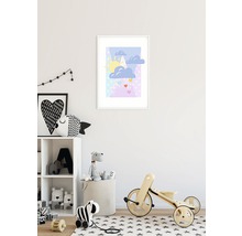 Chambre d''enfant avec une affiche avec soleil et nuages, une étagère, des jouets et une draisienne en bois