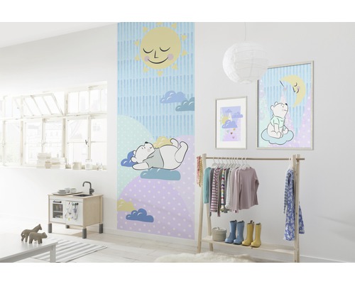 Chambre d''enfant avec peintures murales, cuisinette et porte-vêtements