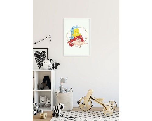 Chambre d''enfant avec une image d''Ariel et Polochon au mur, comprenant une étagère avec des jouets et un trotteur en bois