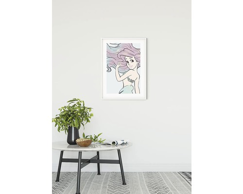 Image encadrée d''Ariel la petite sirène sur un mur au-dessus d''une table ronde