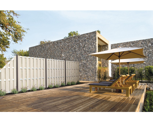 Szene mit Holzboden, Zaun und Liegestühlen mit Sonnenschirmen