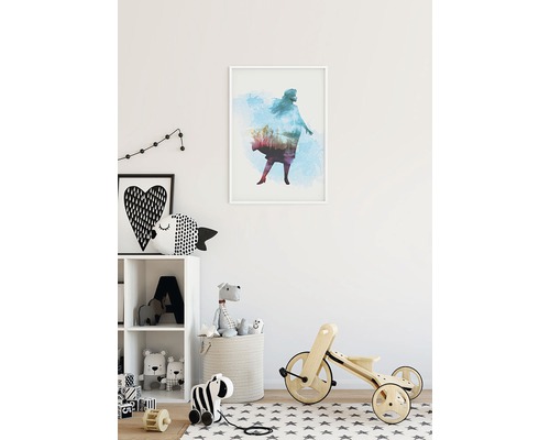 Chambre d''enfant avec une image d''une femme qui danse dans un cadre sur le mur