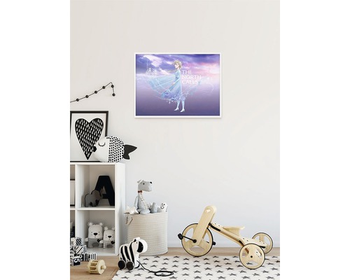 Kinderzimmer mit einem gerahmten Poster von Eiskönigin II an der Wand.