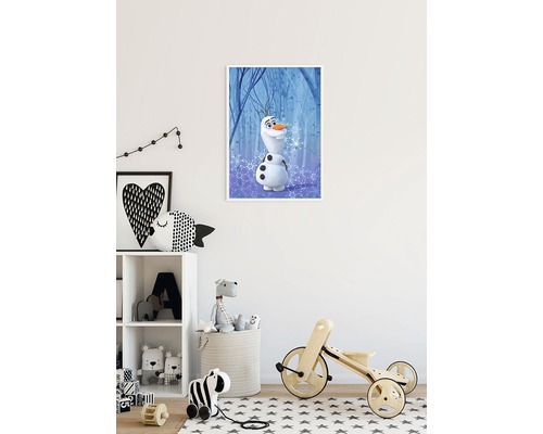 Une affiche d''Olaf, le bonhomme de neige du film La Reine des neiges, est accrochée au mur d''une chambre d''enfant.