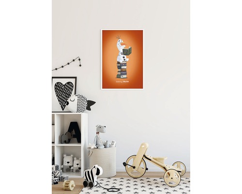 Dekoratives Kinderzimmer mit Poster von Olaf, der auf einem Stapel Bücher sitzt und liest.