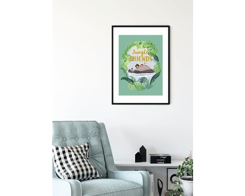 Gerahmtes Bild Jungle Friends als Dekoration im Wohnzimmer