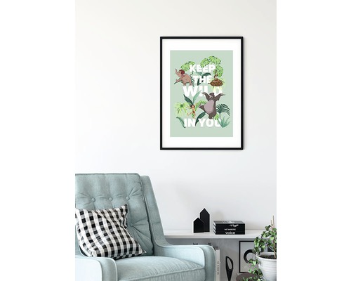 Gerahmtes Dschungelbuch-Poster mit der Aufschrift ''Keep the wild in you'' über Sessel