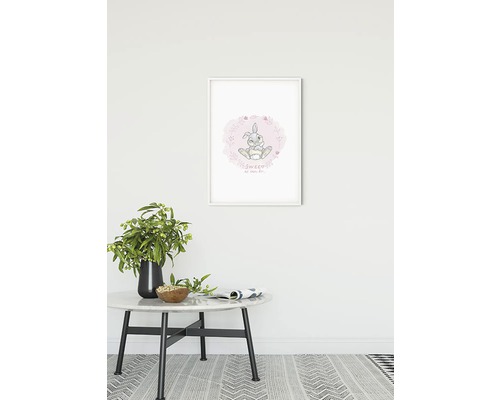 Image encadrée pour chambre d''enfant avec motif de lapin sur un mur blanc