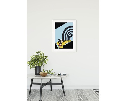 Œuvre d''art encadrée de Mickey Mouse sur le mur au-dessus d''une table avec des décorations