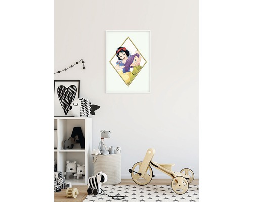 Kinderzimmer mit einem gerahmten Schneewittchen- und Zwergenbild an der Wand, Regal, Spielzeug und einem hölzernen Dreirad.