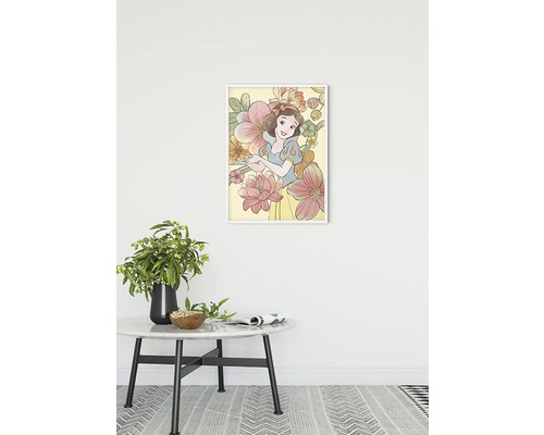 Gerahmtes Poster mit Schneewittchen und Blumenmotiv an der Wand