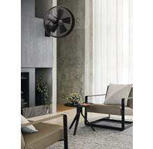 Wohnzimmer mit Wandventilator, Sessel und Couchtisch