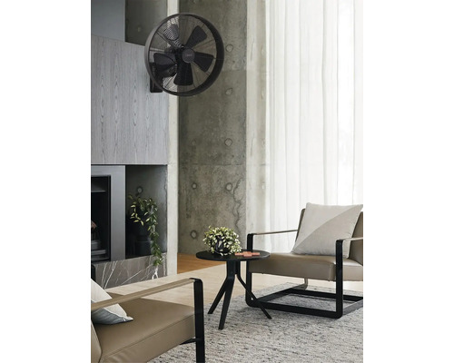 Wohnzimmer mit an der Wand montiertem Ventilator, Sesseln und Beistelltisch
