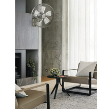 Wohnzimmer mit Wandventilator, Sessel und Beistelltisch