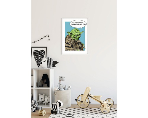 Kinderzimmer mit Yoda-Poster, Regal und Spielzeug für eine helle und freundliche Atmosphäre.