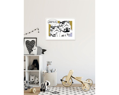 Chambre d''enfant avec étagère, jouets et poster Star Wars Stormtrooper encadré au mur