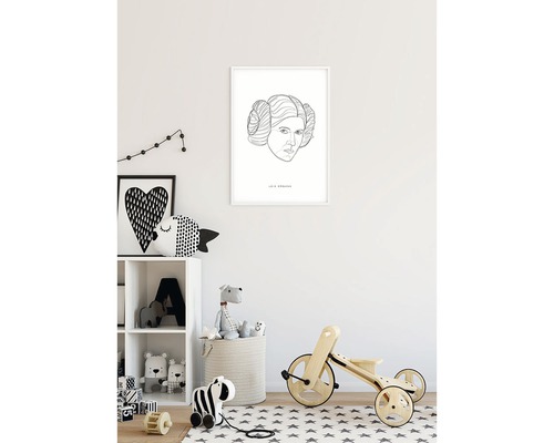 Chambre d''enfant avec étagère, jouets et une affiche de Leia Organa