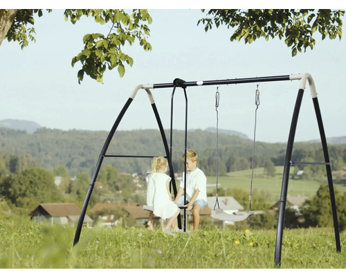 Portique avec deux enfants dans le jardin