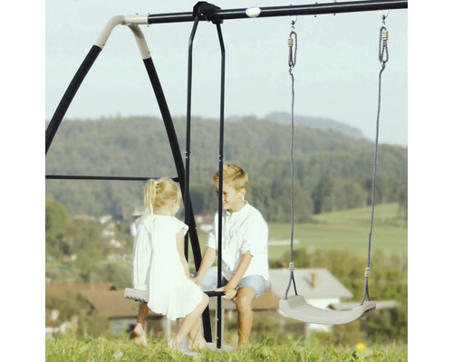 Balancelle double avec deux enfants dans le jardin