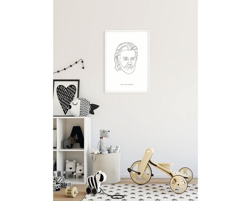 Kinderzimmer mit einem gerahmten Porträt, einem Regal mit Spielsachen und einem Dreirad.