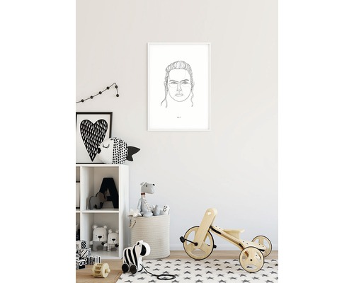 Kinderzimmer mit Wandbild, Spielzeugregal und Holzfahrrad.