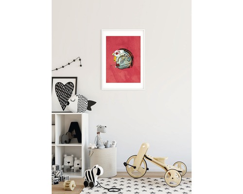 Kinderzimmer mit Poster eines Helms an der Wand, Regal und Spielzeug