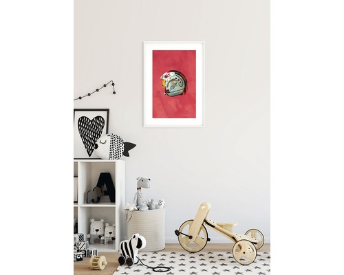 Kinderzimmer mit Helm-Motiv im Rahmen, Regal und Spielzeug