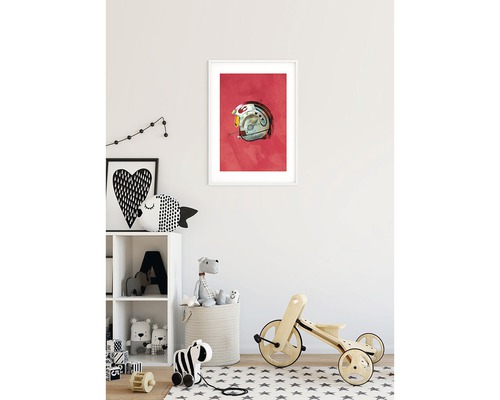 Dekoratives Kinderzimmer mit Bild eines Helmes, Regal und Spielzeug