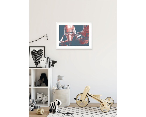 Dekoriertes Kinderzimmer mit Spielzeug und einem gerahmten Star Wars Charakterbild an der Wand