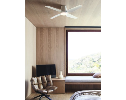 Schlafzimmer mit Deckenventilator, Sessel, Bank und Fenster.