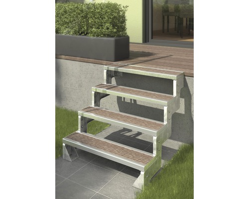 Aussentreppe mit drei Stufen, Metallrahmen und Holzstufenbelag