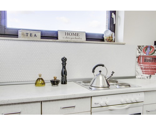 Scène de cuisine avec plaque de cuisson, bouilloire et objets de décoration