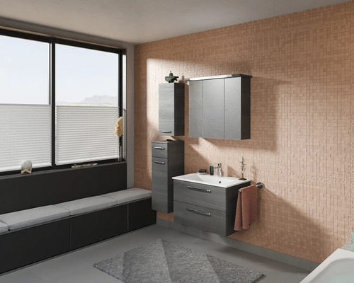 Helles Badezimmer mit Waschtisch, Spiegelschrank, Hochschrank und Fensterbank mit Sitzgelegenheit