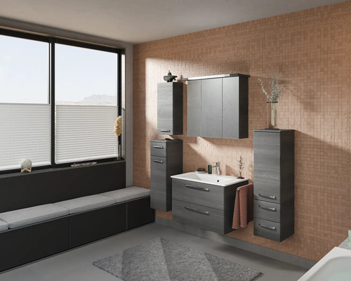 Salle de bains moderne avec meuble sous-lavabo, armoire de toilette, armoire haute et rebord de fenêtre avec siège.