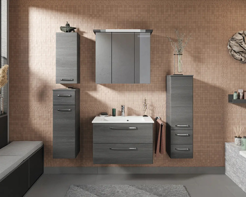 Salle de bains avec lavabo, armoire de toilette et armoires hautes aspect bois